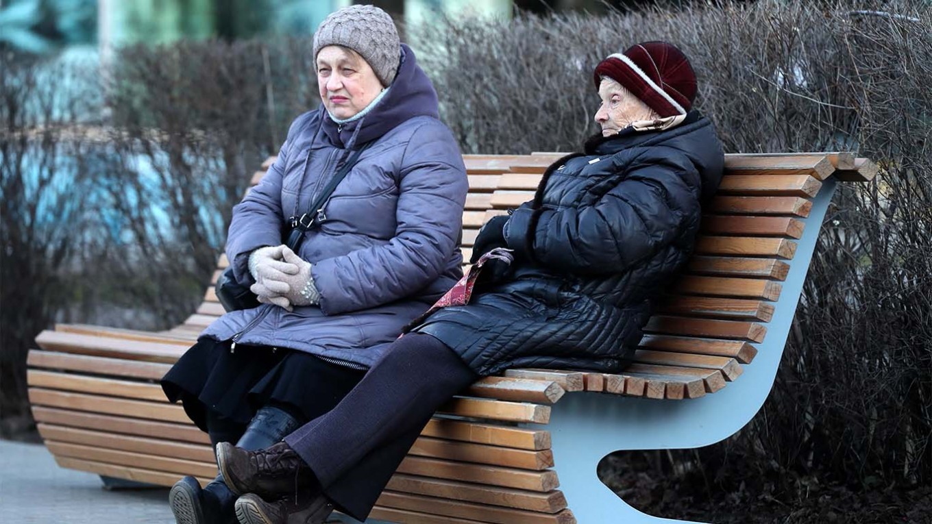 Правда что пенсионерам выплатят. Пенсионеры. Пенсионеры в Москве. Пенсионеры на улице зимой. Пенсионеры Россия зима.
